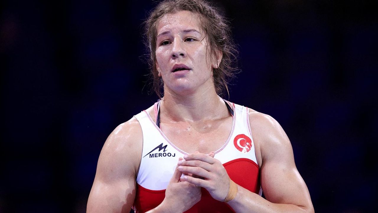 Yasemin Adar rakibini tuş ederek olimpiyat madalyası aldı