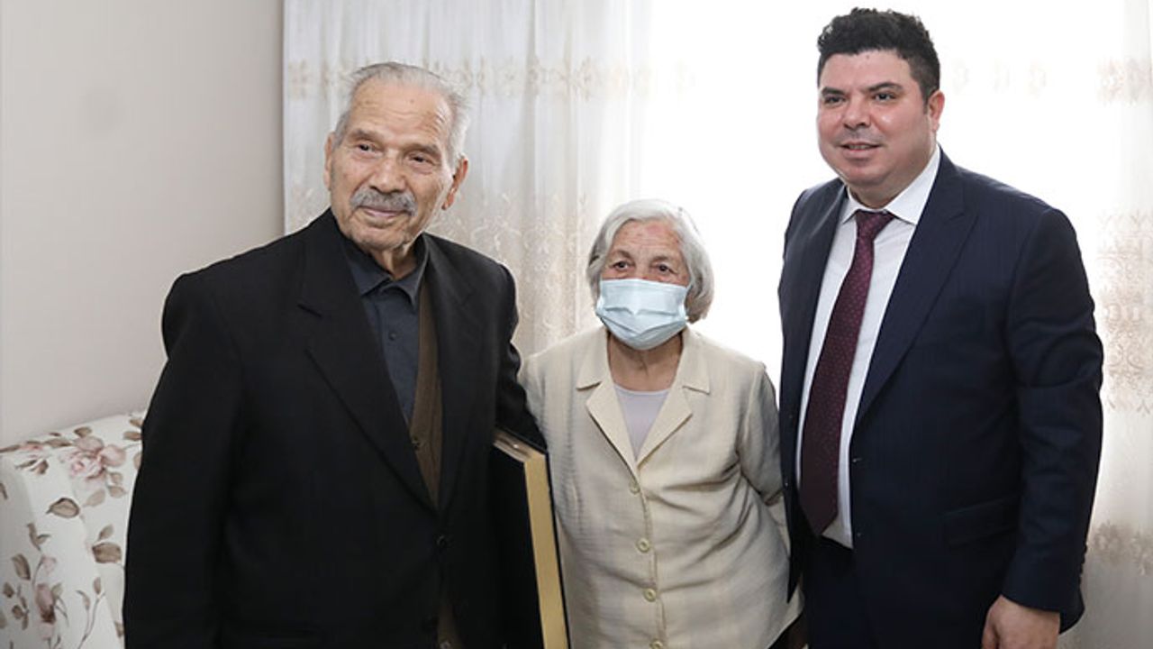 Başkan Kılıç 84 yaşındaki öğretmenin elini öptü