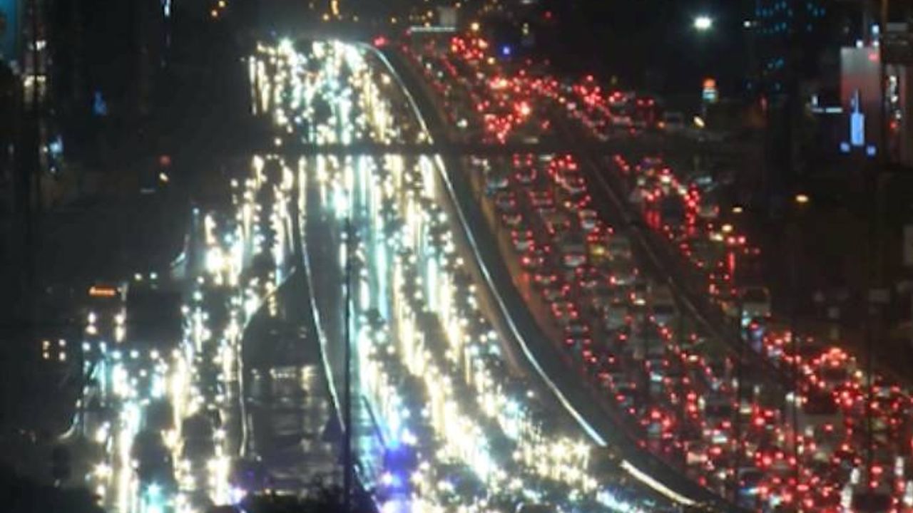 İstanbulluyu felç etti: Trafik yoğunluğu yüzde 85'e ulaştı