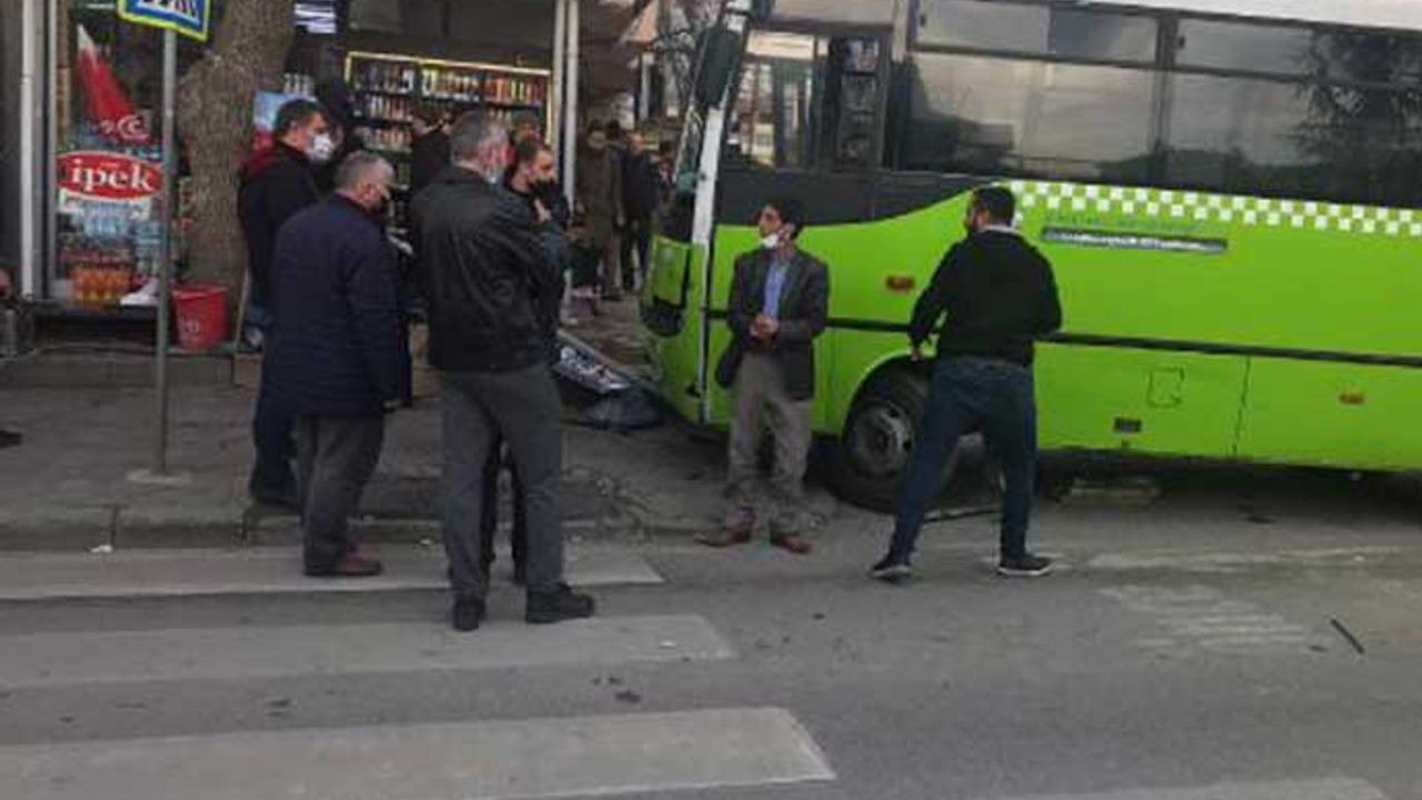 Kaza yapan halk otobüsü yolun karşısına geçen aileye çarptı: Anne öldü, 2 kızı yaralı
