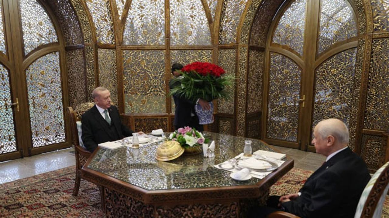 Bahçeli'nin, Erdoğan'a hediye ettiği güller dikkat çekti
