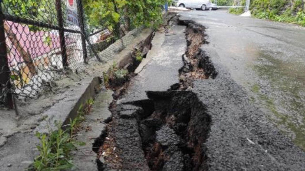 Sarıyer'de yol çöktü!