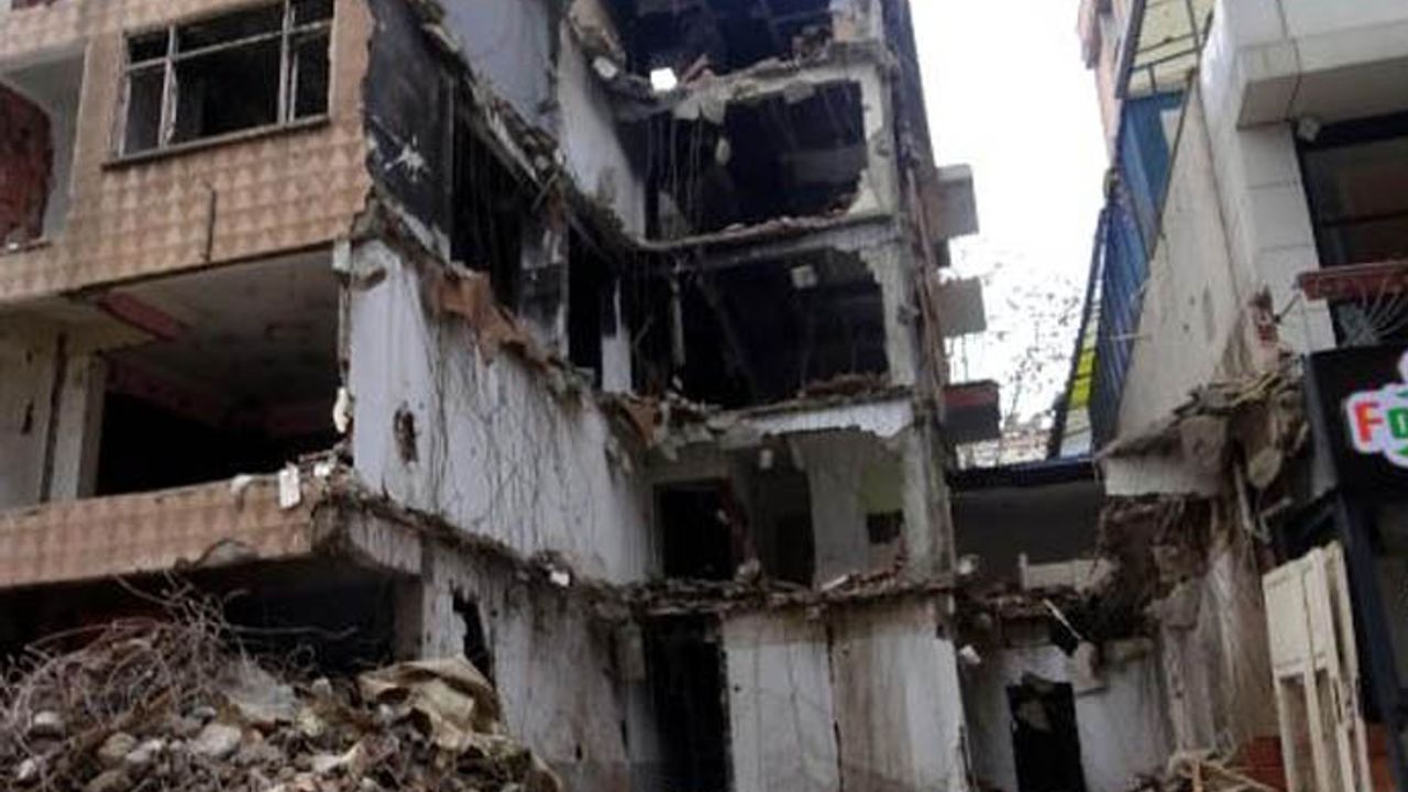 Evsizlerin mesken tuttuğu sahipsiz bina yıkıldı