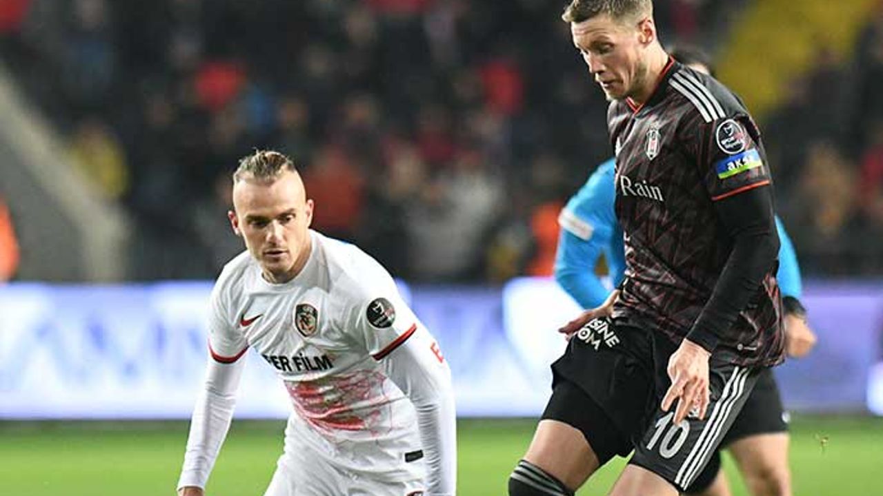 Weghorst Beşiktaş'ı ipten aldı