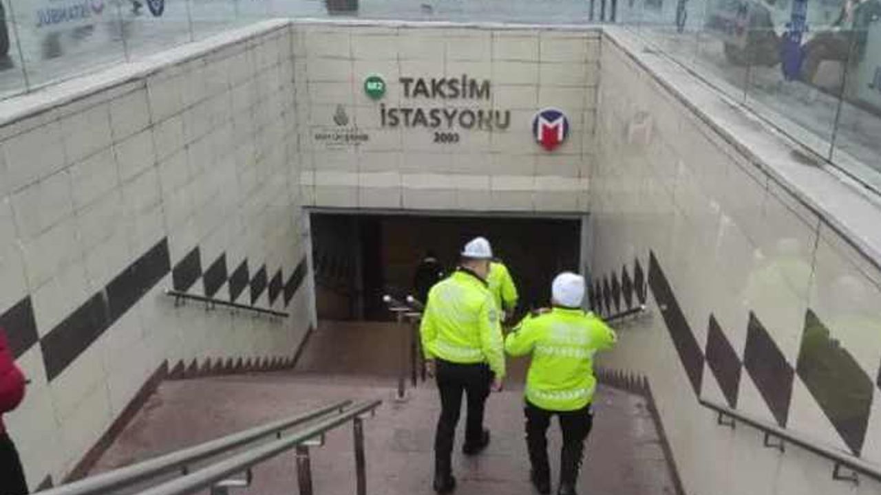 Taksim metrosunda bir yolcu raylara düştü!