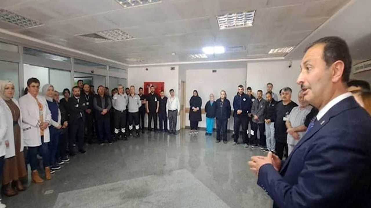 AKP'li Milletvekili adayı doktorları hasta başından alıp karşısına dizdi!