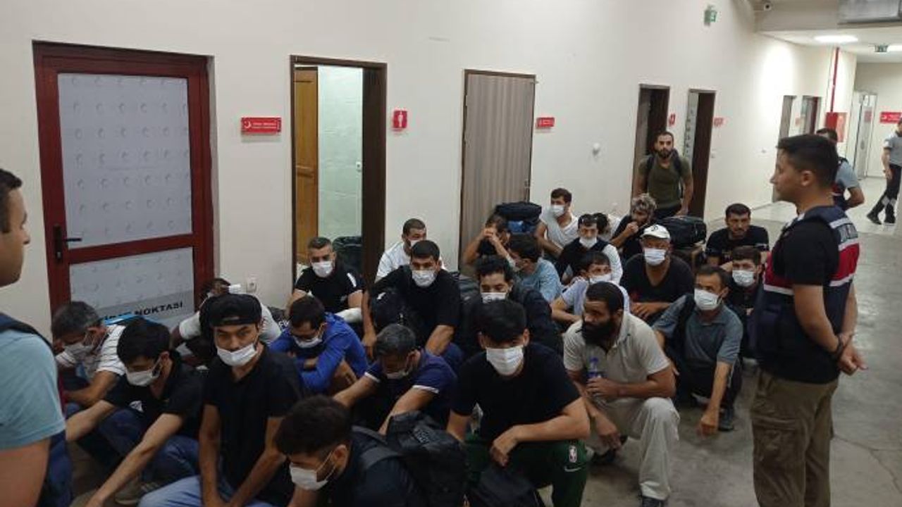 Koaceli'de yakalanan 24 kaçak göçmen sınır dışı edildi