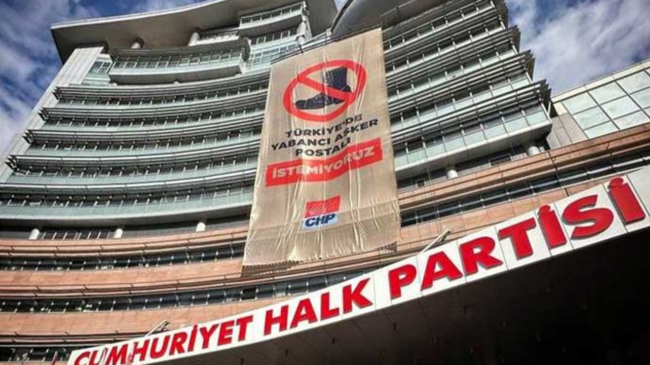 CHP'den pankartlı 'tezkere' tepkisi! Genel merkeze "Türkiye'de yabancı asker postalı istemiyoruz" yazısı asıldı
