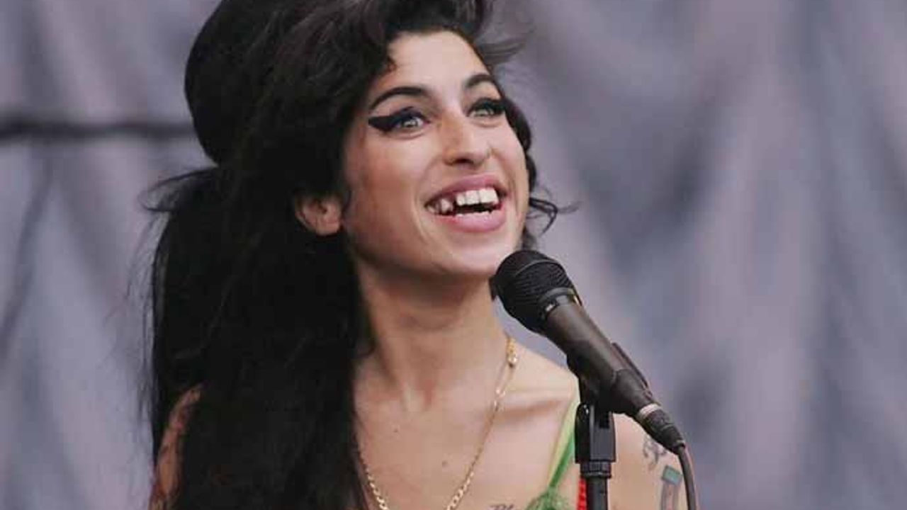 27 Yaşında ölen Amy Winehouseun Hayatını Anlatan Back To Blackten