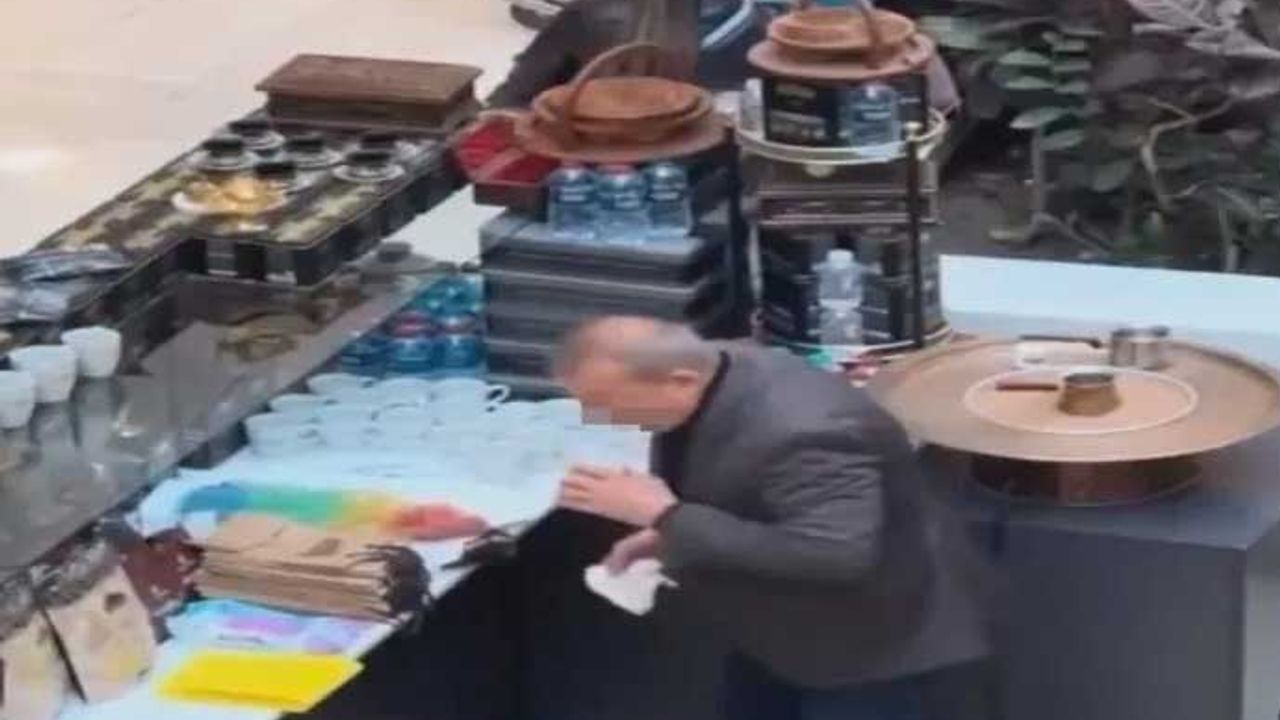 Tükürükle fincan temizleyen işletmeci: Dekor amaçlı