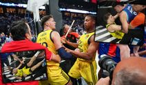 Anadolu Efes-Fenerbahçe Beko maçında yumruklar konuştu!