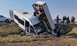 Diyarbakır'da öğretmenleri taşıyan servis otomobil ve kamyonetle çarpıştı! 15'i öğretmen 17 yaralı