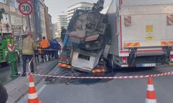 Güngören'de yol çöktü! 2 kamyon çukura düştü