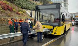 İstanbul'da otobüs bariyere saplandı