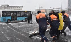 Yılın ilk karı yolları kilitledi: Sivas'ta 35 yerleşim yeri yolu ulaşıma kapandı