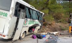 Sakarya'da öğrencileri taşıyan midibüs devrildi! 7'si öğrenci 10 yaralı