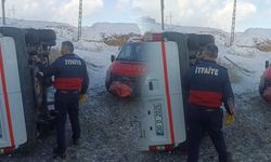 Hakkari'de öğretmenleri taşıyan servis devrildi! 11 yaralı