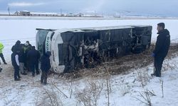 Kars'ta yolcu otobüsü devrildi! 15 yaralı