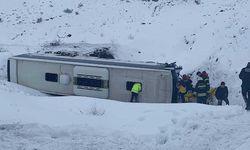 Erzincan'da yolcu otobüsü şarampole devrildi