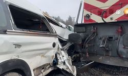 Kırklareli'de yük treni ve işçi servisi çarpıştı! 2 yaralı