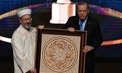 Ali Erbaş'tan Erdoğan'a tartışma yaratan hediye! Diyanet açıklama yapmak zorunda kaldı