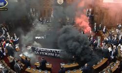 Sırbistan'da muhalifler Meclis'e sis bombası attı! İki vekil istifasını sundu