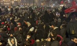 Galata Köprüsü'nde oturma eylemi yapan öğrencilere polis müdahalesi