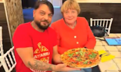 16 yıl başbakanlık yapan Merkel tek başına pizzacıya gitti