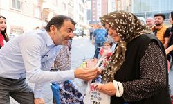 Başkan Çavuşoğlu’ndan pazaryerinde annelere sürpriz kutlama