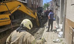 İstanbul'da  yol çöktü! Bir işçi göçük altında