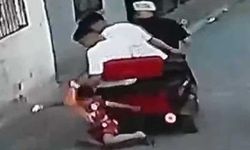 Galatasaray formalı çocuk yerde sürüklendi! Saldırganlardan pes dedirten savunma