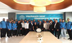 Hentbolcular başarılarını Başkan Şadi Özdemir’le paylaştı