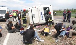 Şehirlerarası yolcu otobüsü devrildi: 13 yaralı