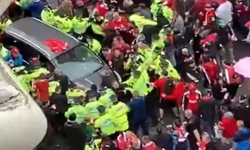 Şampiyonluk kutlayan Liverpool taraftarlarının arasına otomobil daldı!
