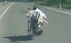 Trafiği böyle tehlikeye attı! Yüzüstü uzanarak motosiklet kullanan sürücüye 45 bin lira ceza