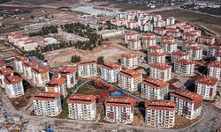 Teslim edilmeyen deprem konutlarına tepki yağdı