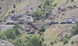 Elazığ'da yük treni raydan çıktı!
