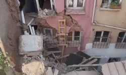 İstanbul'da üç katlı binanın balkonu çöktü