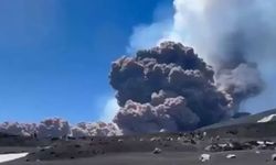 Etna Yanardağı’nda patlama! Kül bulutu 5 kilometre yüksekliğe ulaştı