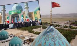 İran'da halk, İsrail'i lanetlemek için Kum'daki Cemkeran Camii'ne akın etti