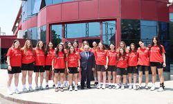 Başkan Şadi Özdemir’den filenin genç sultanlarına motivasyon ziyareti