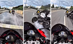 Metrelerce sürüklendi! 3 motosikletin karıştığı kaza kask kamerasına yansıdı
