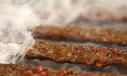 Bu dürümcüden yiyenler dikkat! Adana kebabı diye bakın ne yedirmişler