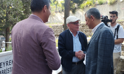Ferdi Zeyrek bayramın birinci günü defnedildiği mezarlığı ziyaret etmiş