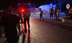 İzmir'de kamyonet ile hafif ticari araç çarpıştı facianın eşiğinden dönüldü