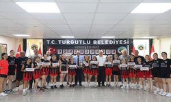 Turgutlu Belediyespor ikincilik kupasını Başkan Akın’la paylaştı