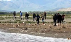 Vanlılar endişeli! Göl çekildi, iki mahalle arasındaki mesafe kısaldı
