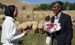 O anlar duygulandırmıştı! Babasının çiçekle beklediği kız bakın kaç puan aldı