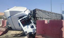 En acı kaza! Kardeşlerin kullandığı TIR'lar birbirine girdi... 1 ölü