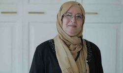 Yazar Berrin Sönmez Diyanet’in hutbesine tepki gösterip başörtüsünü çıkardı